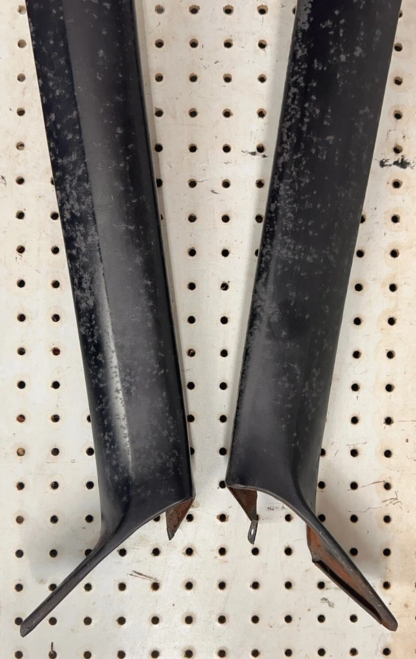 Buick Electra 1973 2 puertas techo rígido parabrisas interior derecho moldura de moldura de pilar Foto 3 de 4