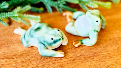 Vintage Small Green Porcelain Glazed Frogs Toads Set Of 2