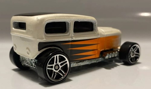 ** Hot Wheels CUSTOM 1932 FORD SEDAN HOT ROD ~ MIDNIGHT OTTO ~ PEARL WHITE ** - Picture 10 of 11
