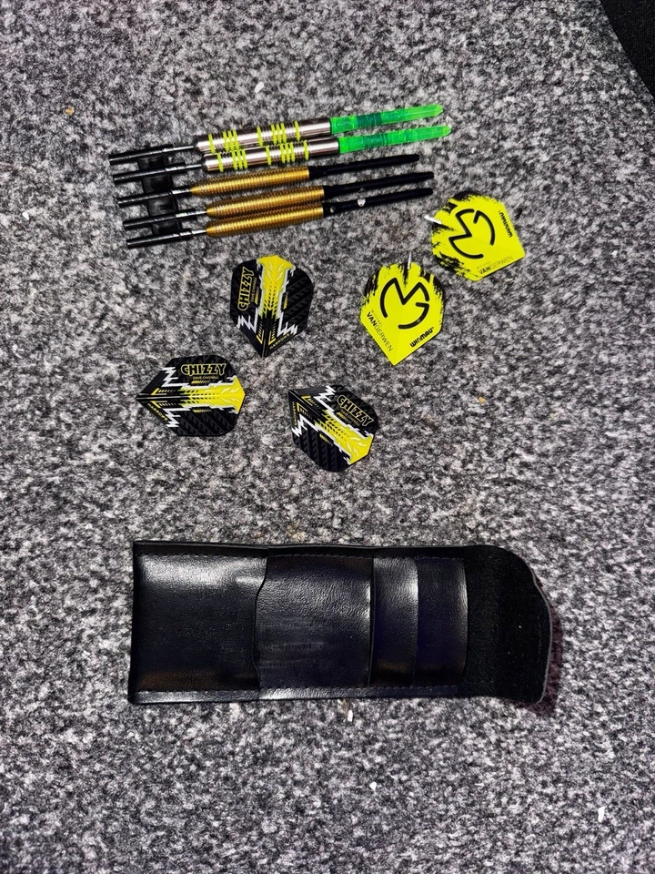 Winmau Vertex Stand Caddy Bag and blade 6 dart board Van Gerwin Darts Bundle - Image 3 of 4