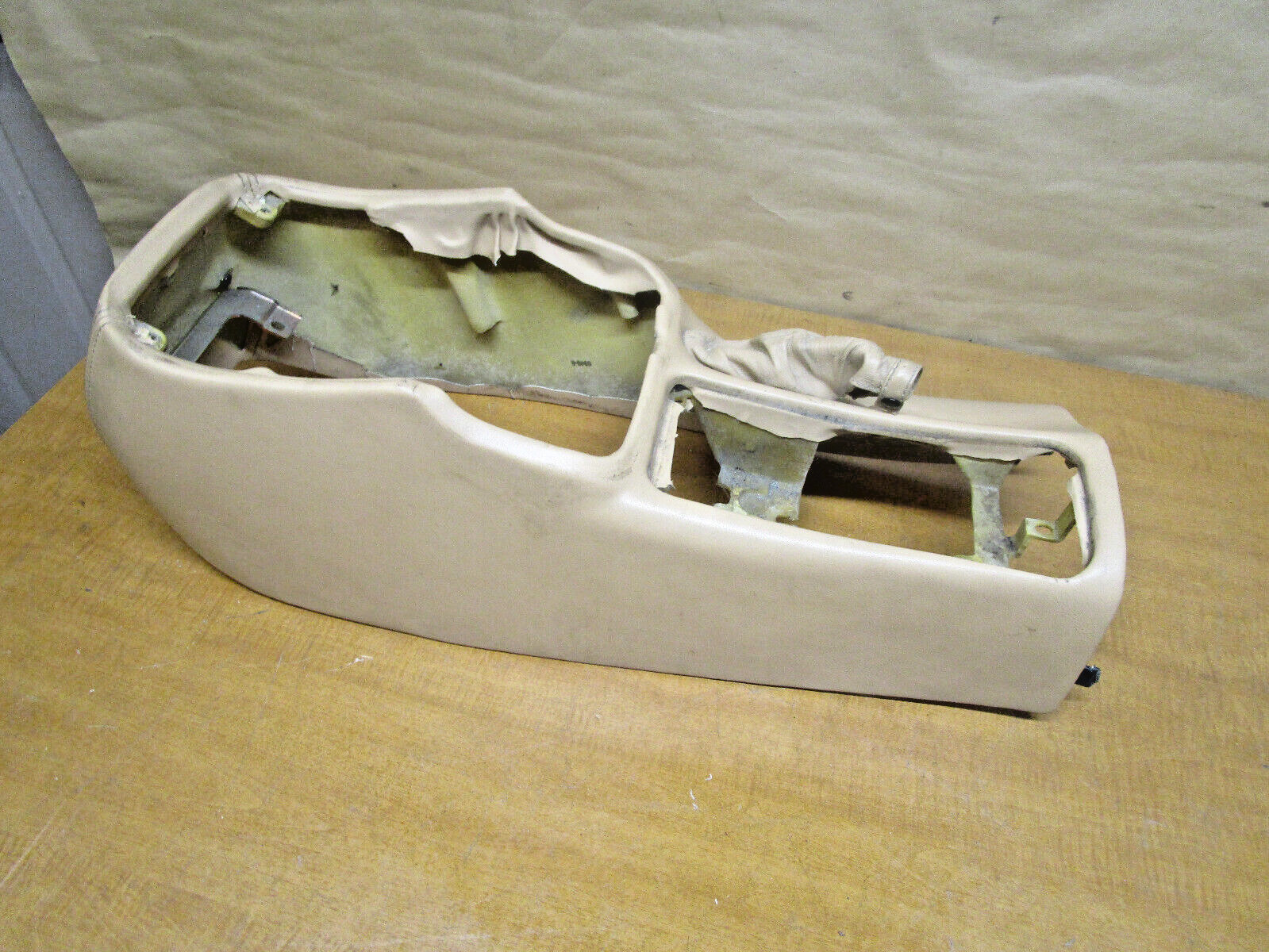 Maserati 4200 Spyder - Center Console / Tunnel Cover /Beige - P/N 67248401