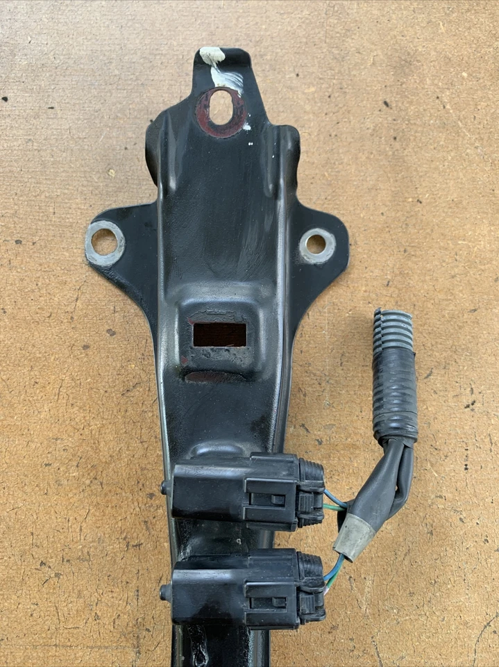 Infiniti QX4 1997-2003 soporte de pestillo de capó soporte vertical con sensor OEM Foto 3 de 4