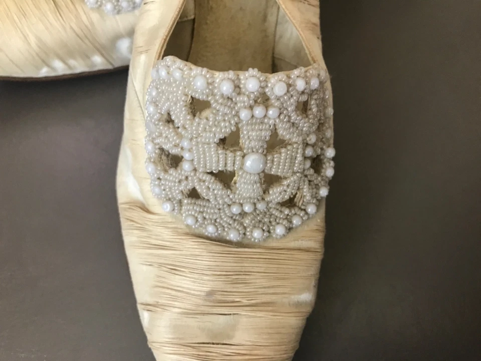 Zapatos de novia de boda Antigue ArtDeco hechos por The Halle Bros.Co solo para exhibición Foto 3 de 4