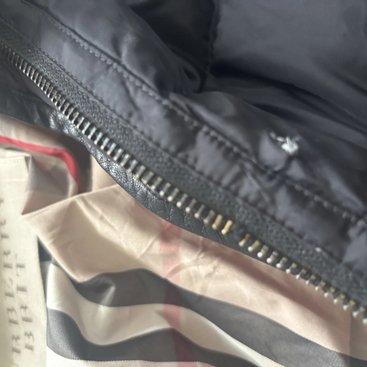 Chaqueta acolchada con capucha y cremallera completa Burberry Brit Down para mujer talla XL