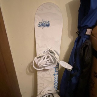 Freeride Snowboard 135 cm mit Bindungen Weiß/Gelb/Blau Schriftzug „electric“