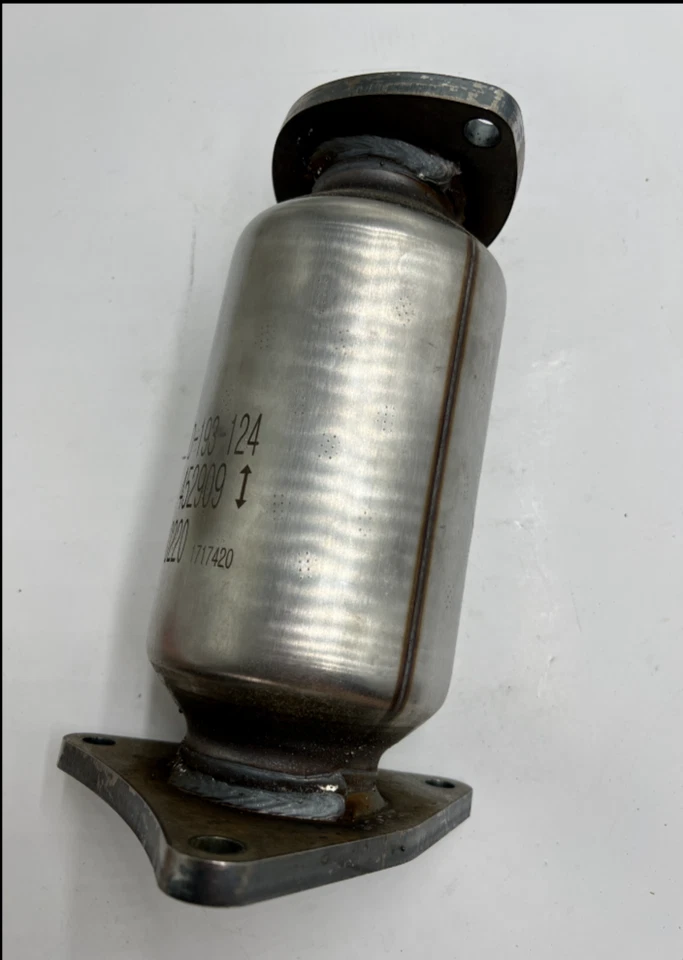 Magnaflow Manifold Catalytic Converter 452909 Direct-Fit For Lexus LS430 - Image 3 of 4