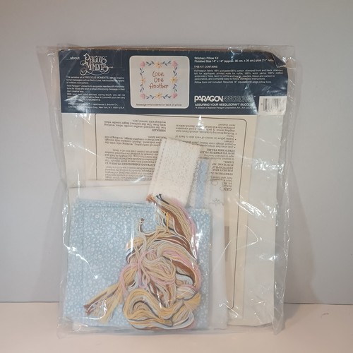 Kit de almohada Love One Another Stitchery de Paragon Precious Moments 14" x 14" - Imagen 3 de 6