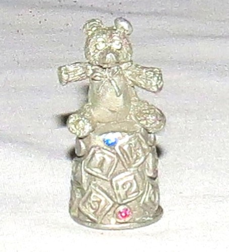 Dé à coudre ours en peluche étain CCI vintage 1,75 pouces 6339 - Photo 4/4