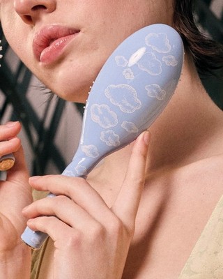La Bonne Brosse No. 01 Universal Shine & Care Boar Bristle Hairbrush Clouds Blue
