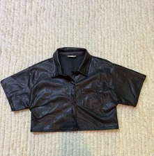 FAUX  LEATHER  CROPPED WOMEN’S SHIRT JACKET . Size S