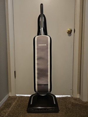 Oreck Elevate Conquer Upright Vacuum Cleaner UK30300PC Beautiful Condition 