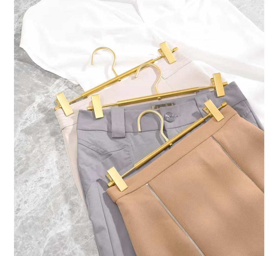 "Paquete de 10 perchas para pantalones premium de aluminio dorado mate de 12,2"" extra suaves y duraderas" Foto 2 de 4