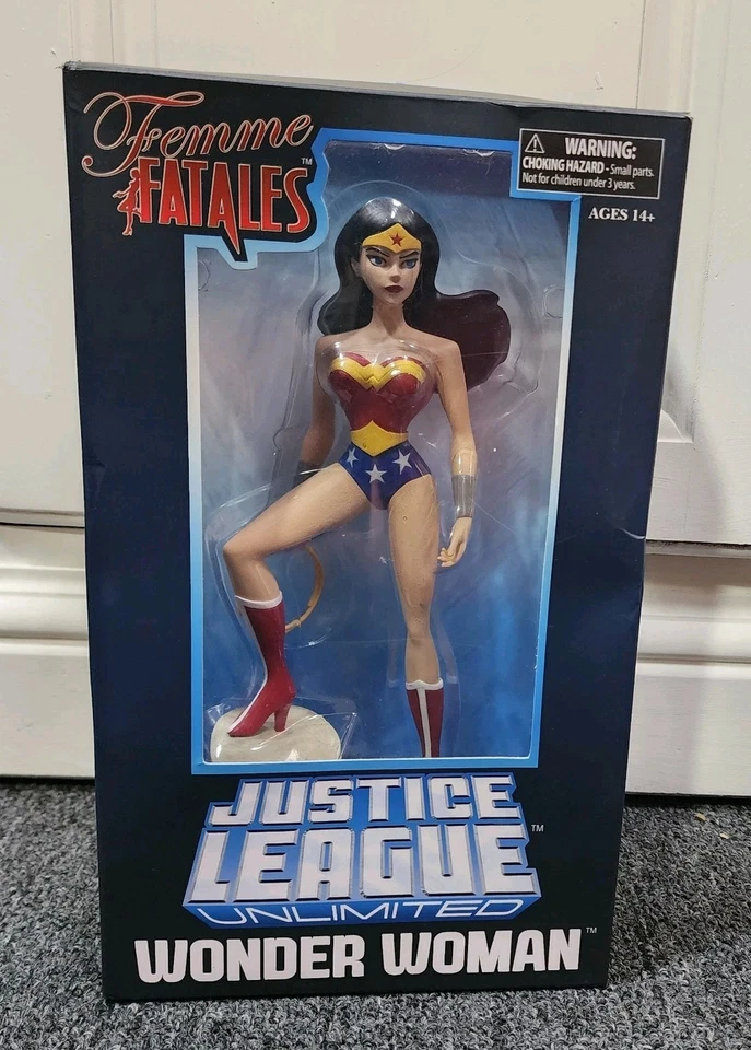 Estatua de Mujer Maravilla Ilimitada Liga de la Justicia Mujer Fatales de Diamond Select  Foto 3 de 4