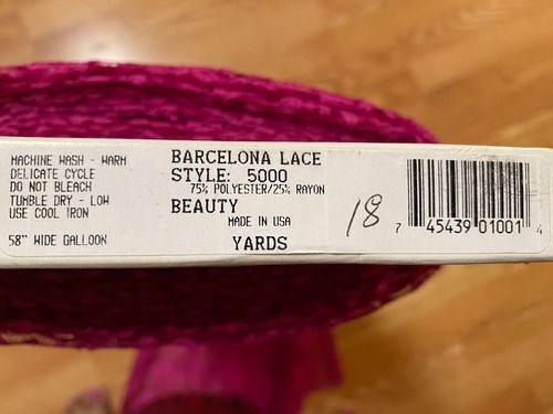 Tela de encaje floral rosa oscuro/fucsia con borde festoneado Rosebar por yarda - Imagen 5 de 10