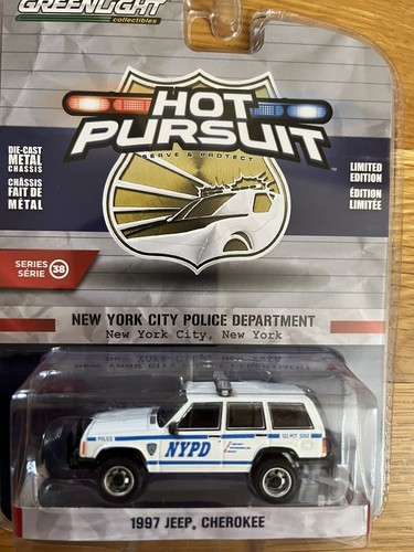 Greenlight 1/64 Hot Pursuit 1997 Jeep Cherokee NYPD Limited Edition Series 38 - Picture 2 of 8