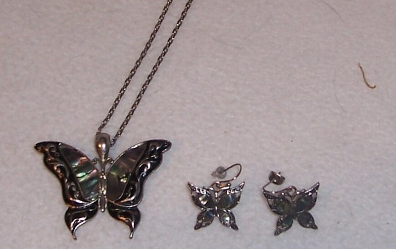 Beautifully Detailed Butterfly Shaped Pendant w/Matching Pierced Earrings Lot 51