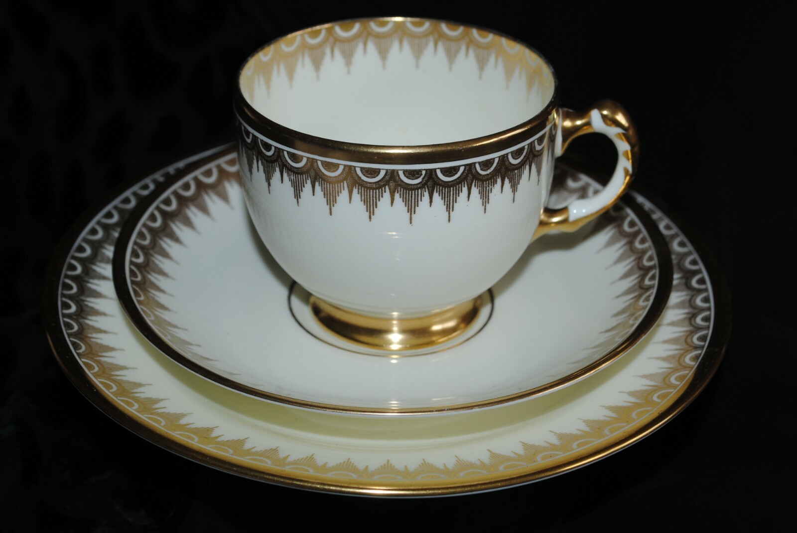 RARE VTG PLANT TUSCAN CHINA ENGLAND TRIO TEA CUP SAUCER DESSERT PLATE GOLD A602 