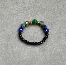 Elastischer Ring aus Natursteinen: Lapislazuli, Malachit, Goldfluss
