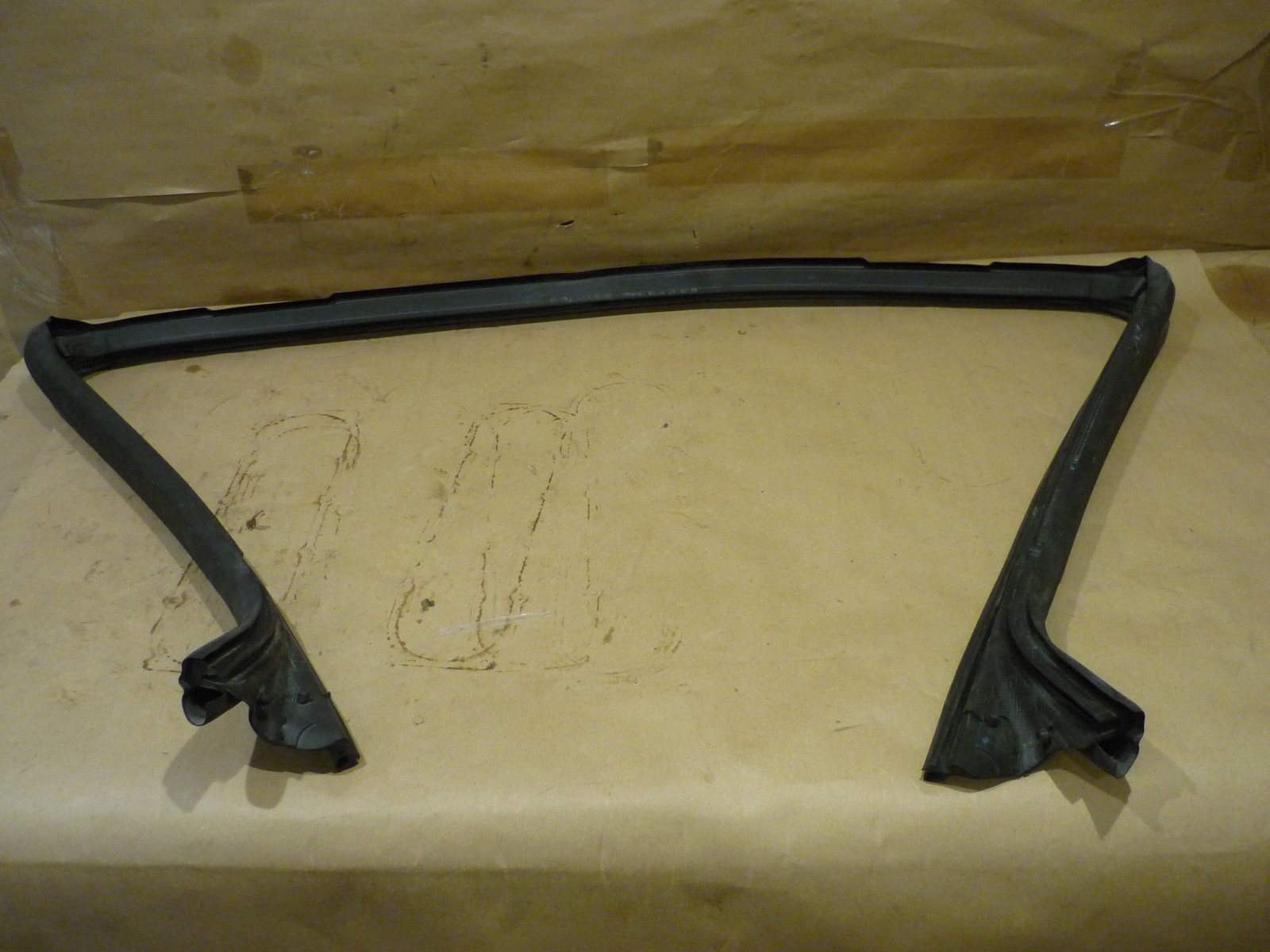 Ferrari 458 - Windshield Perimeter Seal-Rubber (USED) - P/N 82200900