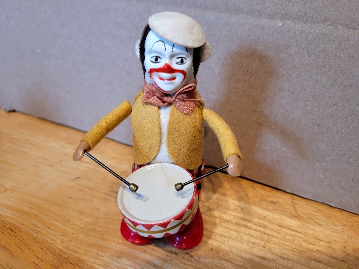 EXCELLENT VINTAGE  SCHUCO WIND UP  DANCING   CLOWN  DRUMMER in BOX