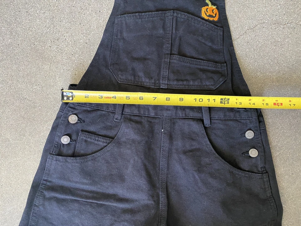 Macacão curto Brandy Melville J. Galt preto com adesivos de Halloween tamanho P - Imagem 3 de 4