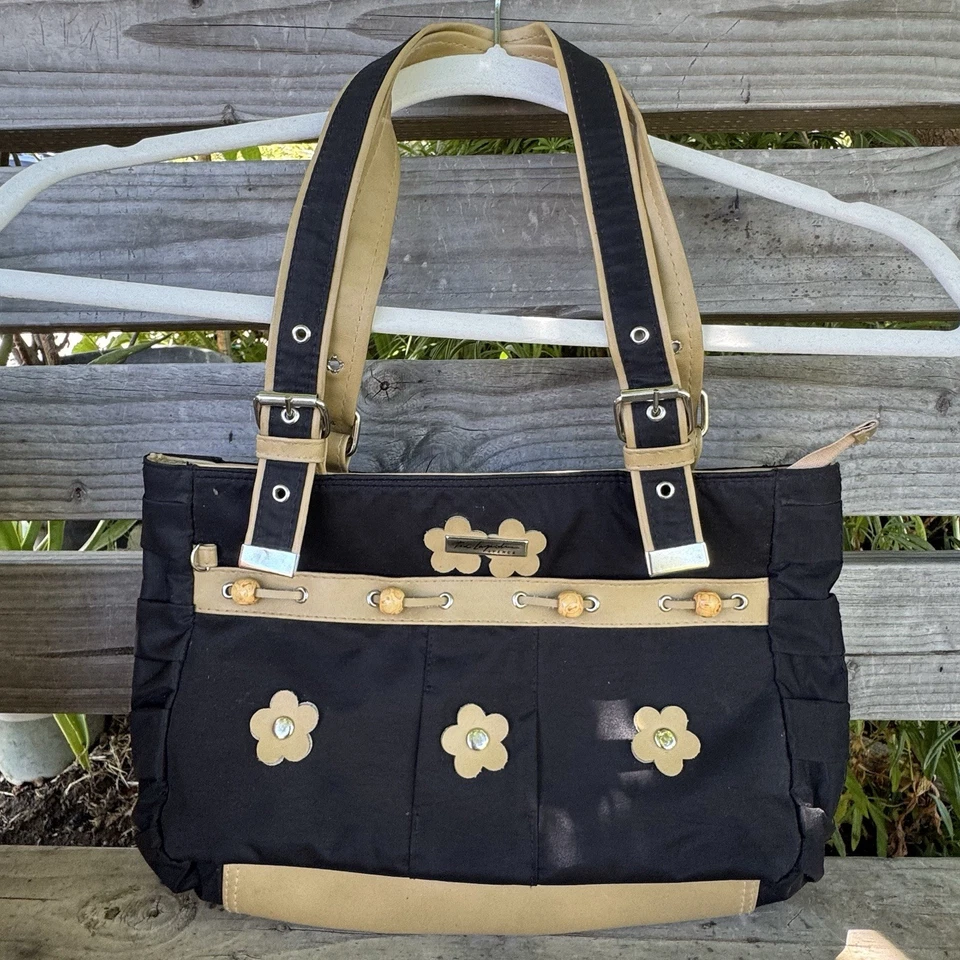 Bolso de hombro de nailon negro y tostado Y2K correas ajustables decoración floral 3D madera Foto 3 de 4