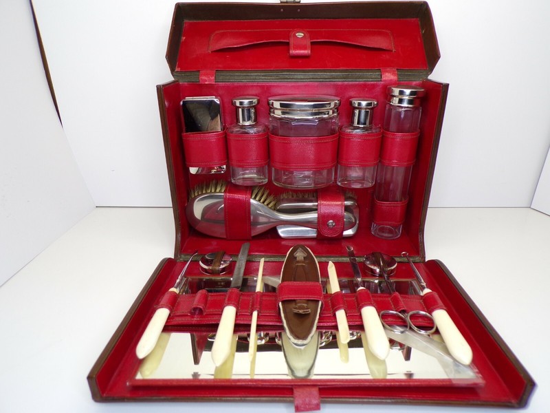VINTAGE 17 PIECE MEN'S GROOMING/COLOGNE SET IN LEATHER CASE