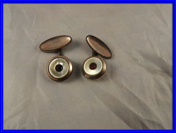 GEMELOS DE OJO DE PERDIZ EN METAL DORADO DE NACAR
