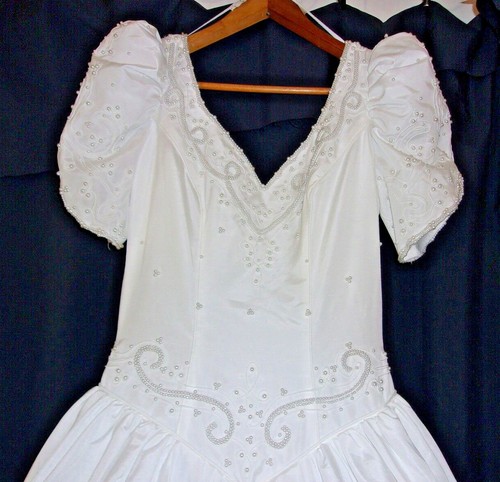 Woman Size 8 Wedding Dress Petite Button Up Train Mock Pearls Used In Design - Picture 2 of 11