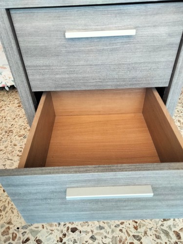 Comodino 2 cassetti scorrevoli serie '' OSLO'' colore rovere-grigio . - Foto 2 di 7