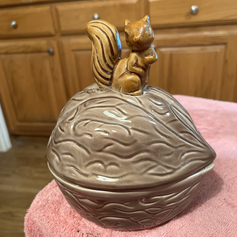 Vintage Two Tone Brown Ceramic Squirrel on Walnut Lidded Nut Bowl Taiwan 7"x6"