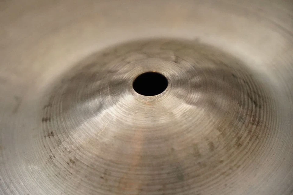 Platillo HiHat serie tradicional Bosphorus 14 pulgadas con reparación de grietas y agujeros Foto 4 de 4