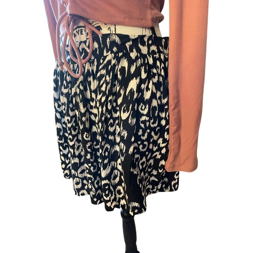 Mini jersey para mujer Wet Seal negro blanco estampado animal mediano Foto 3 de 4