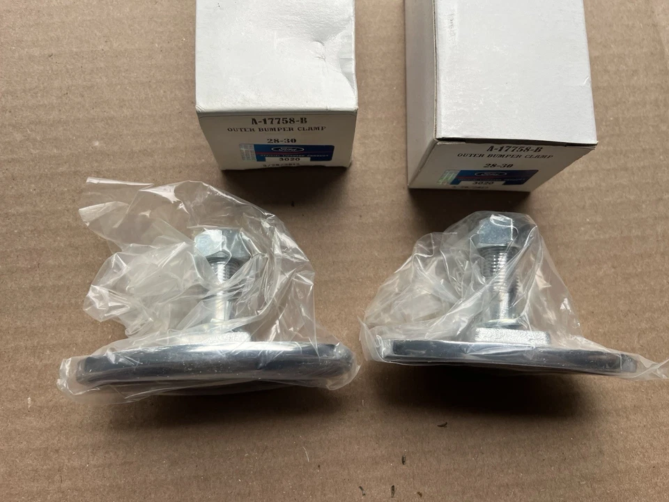 Par de abrazaderas de parachoques NOS Ford modelo A-17758-N Foto 3 de 3