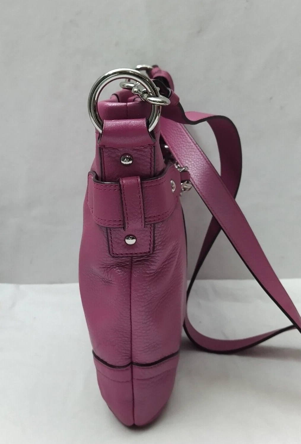 Borsa a tracolla Coach in pelle magenta con chiusura e cerniera