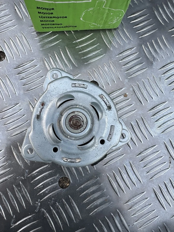 moteur ventilateur de refroidissement Renault clio 2 - Kangoo - Valeo  698302 - Photo 3/4