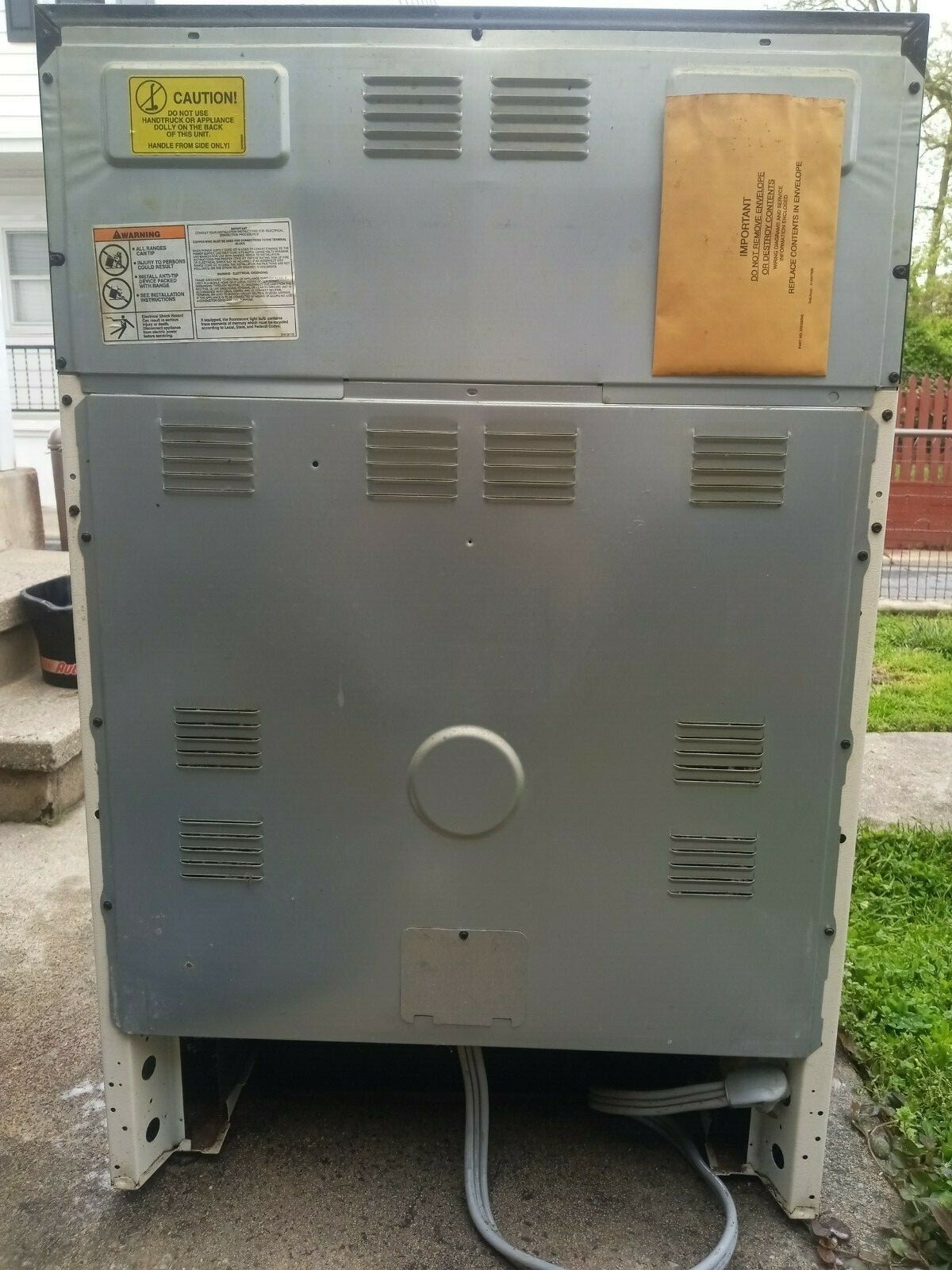 WhiteWestinghouse Freestanding Range and Oven Black and white Used