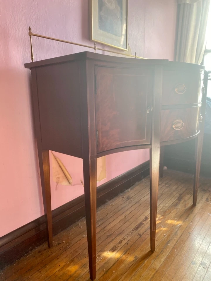 Hickory Chair Furniture Co aparador antiguo de caoba con barandilla de latón Foto 3 de 4