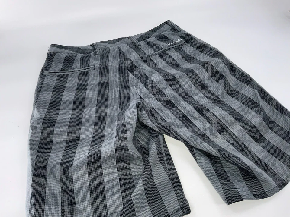 Pantalones Cortos de Golf Travis Mathew Talla 32 Gris Cuadros Poli Rayón Frente Plano YGI E2-480 Foto 4 de 4