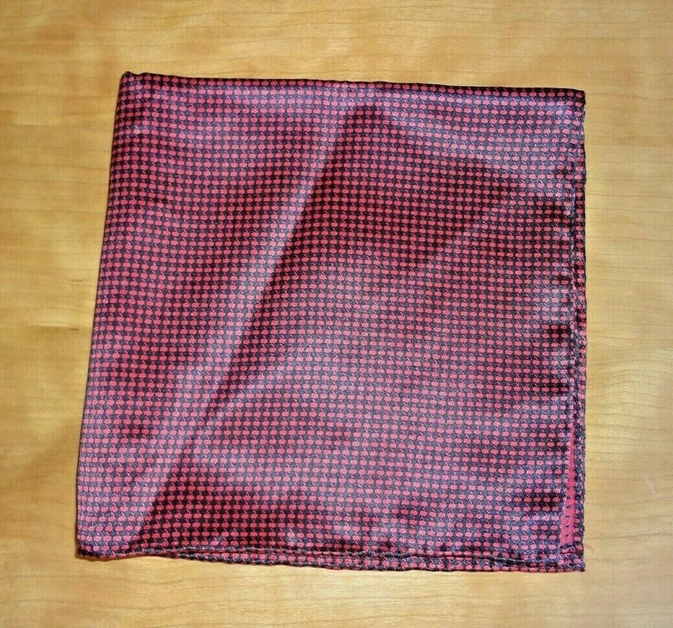 Pañuelo cuadrado de bolsillo de seda hecho en Italia granate con cuadros negros de colección para hombre Foto 3 de 3