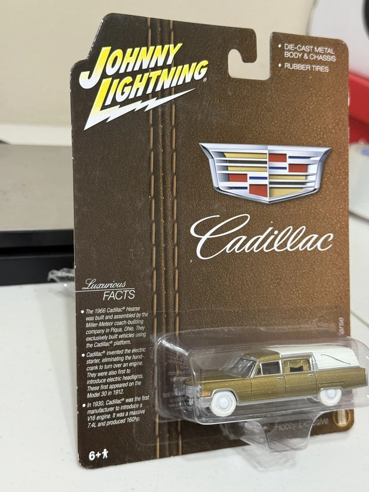 Chase Johnny Lightning 1:64 1966 Cadillac Hearse Hobby Exclusive Gold Limited - Image 2 of 4