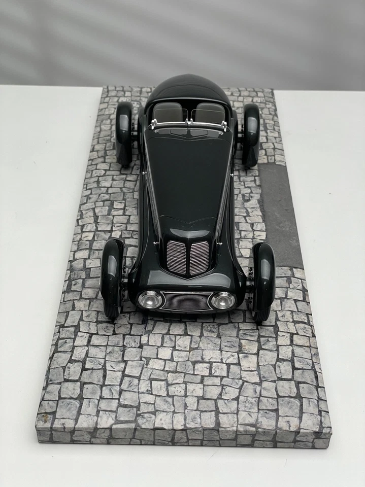 1934 Edsel Ford Model 40 Special Speedster (Black) [MINICHAMPS] 1:18 scale - Image 4 of 4