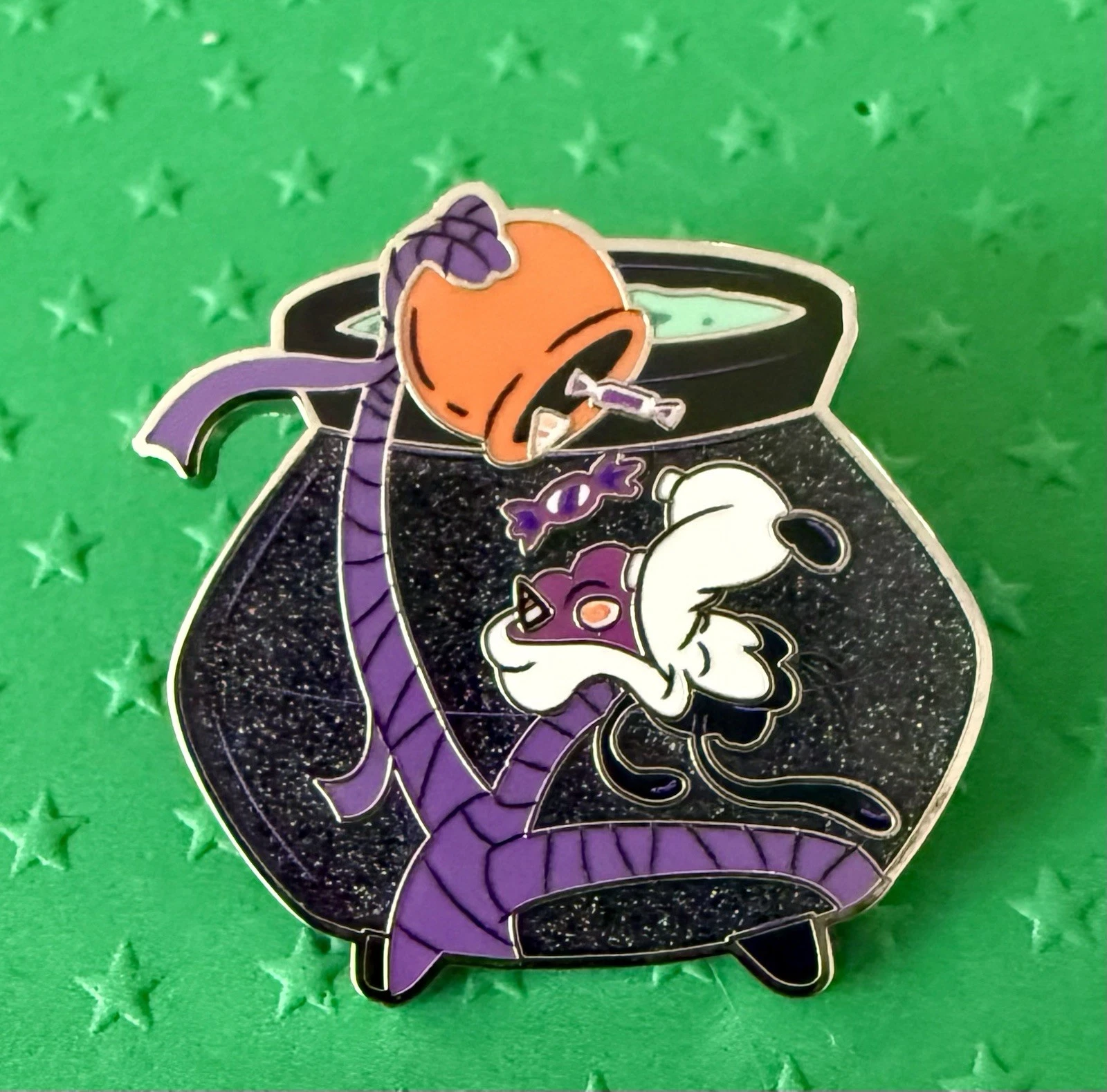 2025 Disney Mickeys Not So Scary Halloween Party Mystery Pin Goofy Cauldron