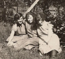 1920s Pretty Women Sisters Friends Embrace Smiling Portrait Garden