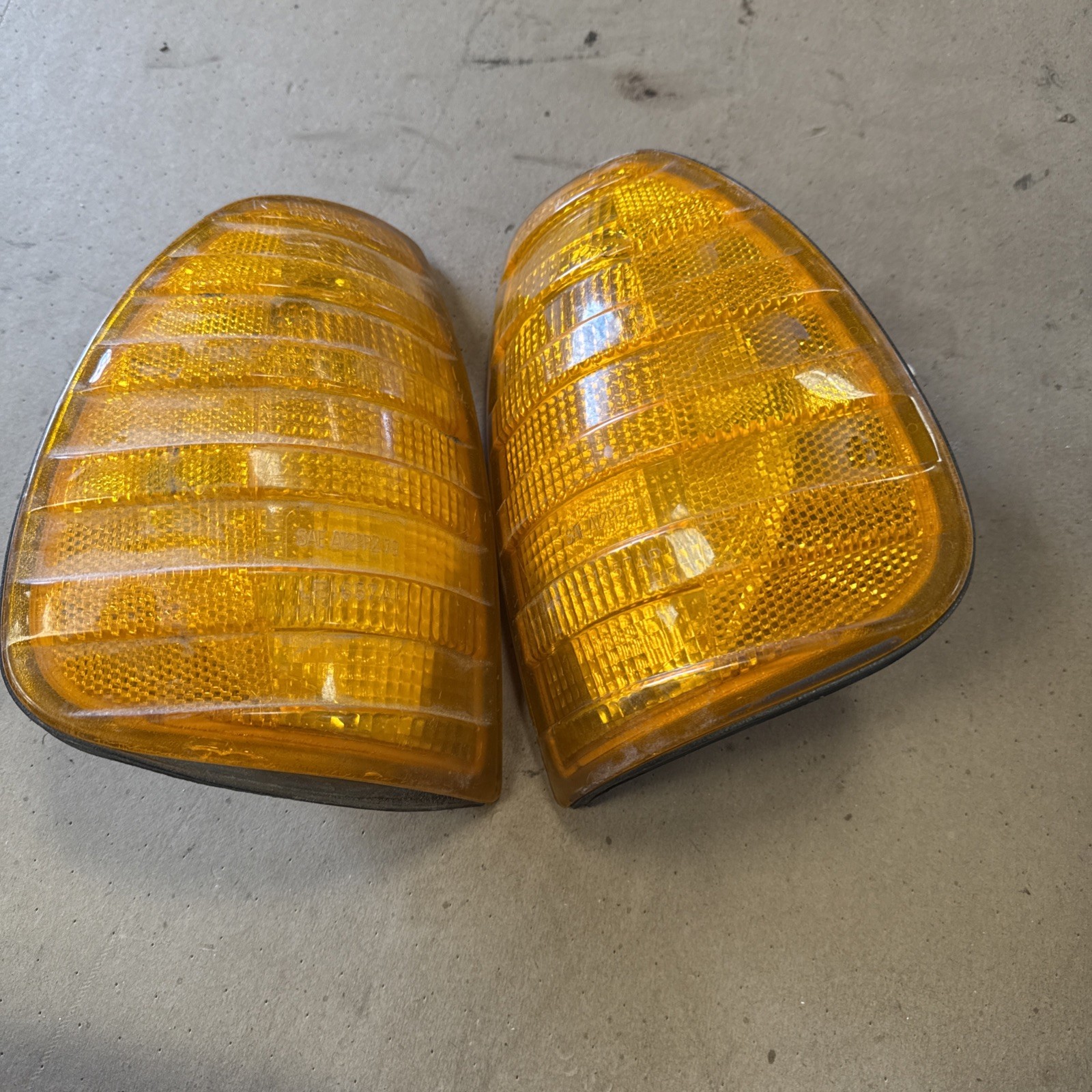 Mercedes-Benz Used Right  Front Corner Light  -  Bosch 1 305 233 054 Fits W123