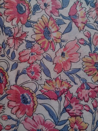 Remnant - VINTAGE FLORAL - Liberty of London Tana Lawn Approx 33 x 30 cm - Picture 3 of 3