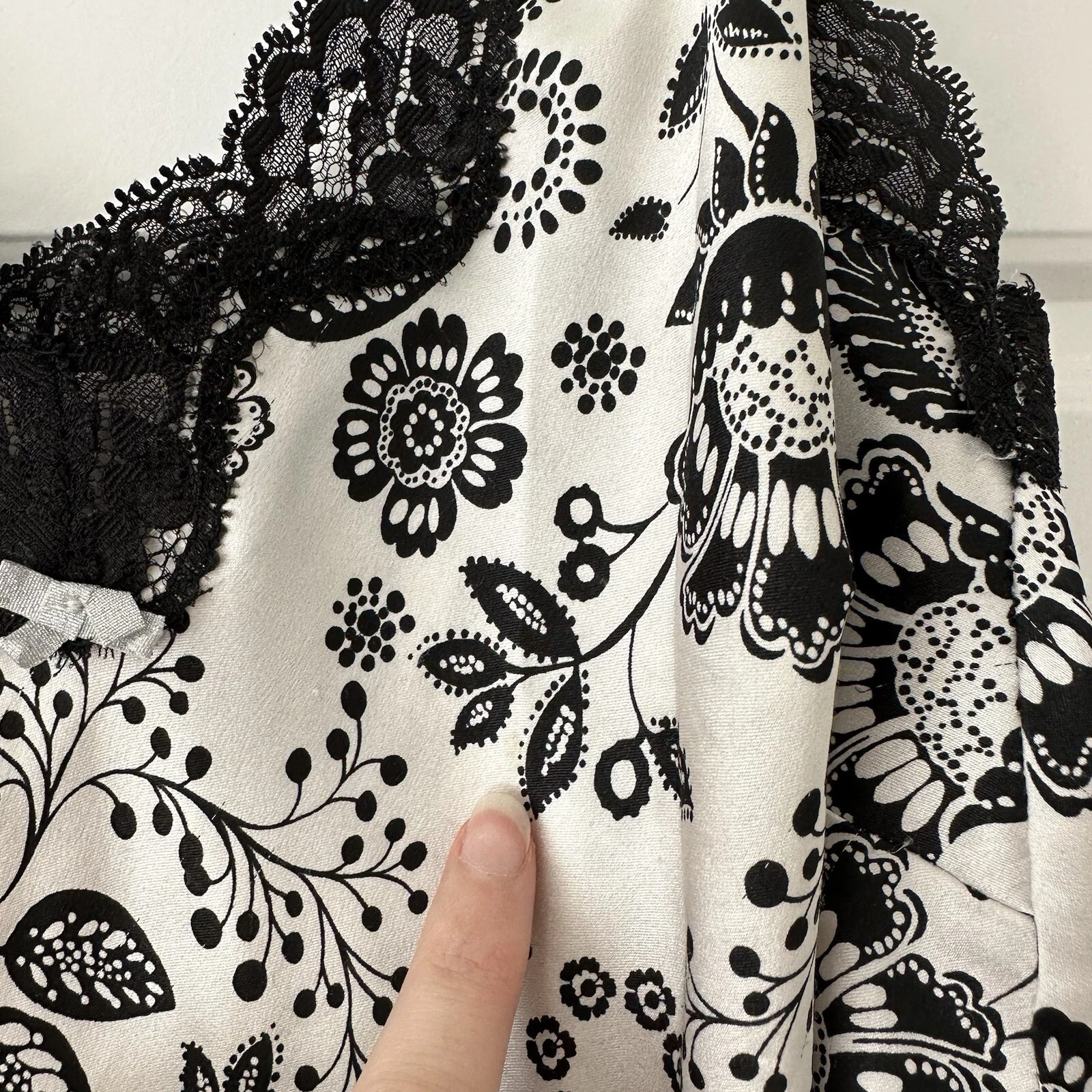 UNDERCOVER Abito Victoria's Secret bianco e nero floreale slip