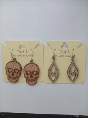 Lot de boucles d'oreilles artisanales en bois gravé – Crânes & Géométriques - Photo 1/4