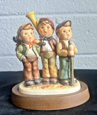 Goebel Hummel ''Traveling Trio'' Boys singing, tuba  HUM 787  TMK7 LE COD