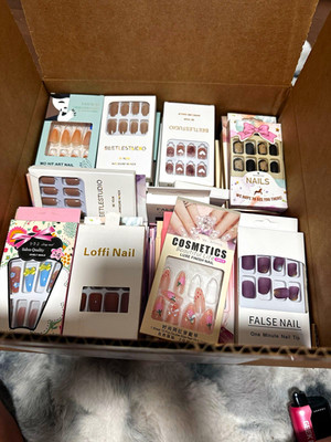   HUGE 130 SET PRESS-ON NAIL LOT   Trendy Mixed Styles   Reseller Dream! I m